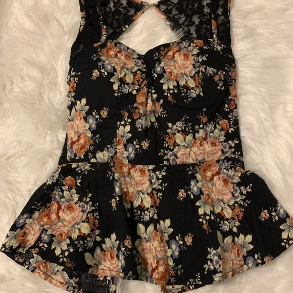 Classy top built in bra ,lace straps, zipper back fitted top 🥰 - Picture 4 of 4